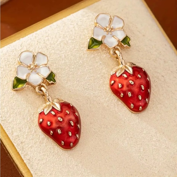 ♠️ KATE SPADE NEW YORK Gold Pendant Earrings With White Flower/Strawberry. - Picture 3 of 10